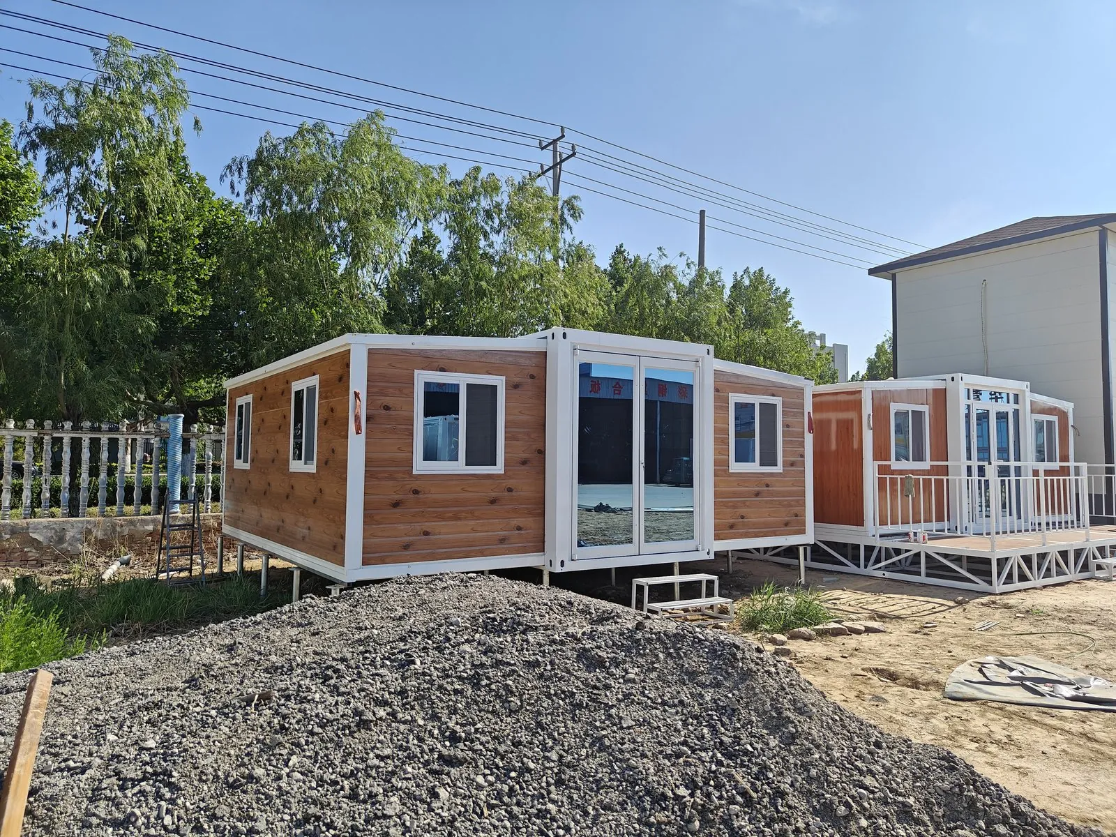 Flat-pack units in a row
