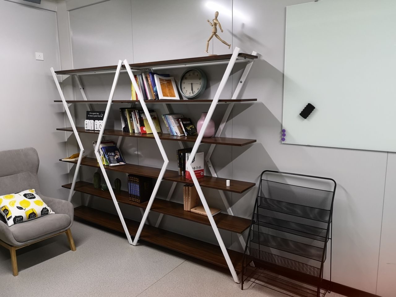 Flat-pack detachable container house assembled in the yard
